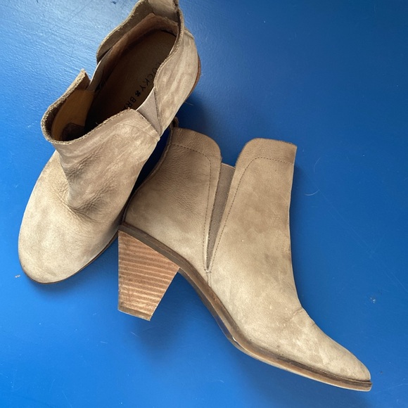 LUCKY BRAND Jana boot tan suede block heel worn once 8.5 - Picture 2 of 5